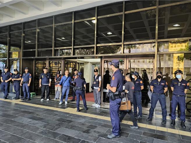 柯遭押后，北市警立刻在北检门口布防。（陈鸿伟摄）