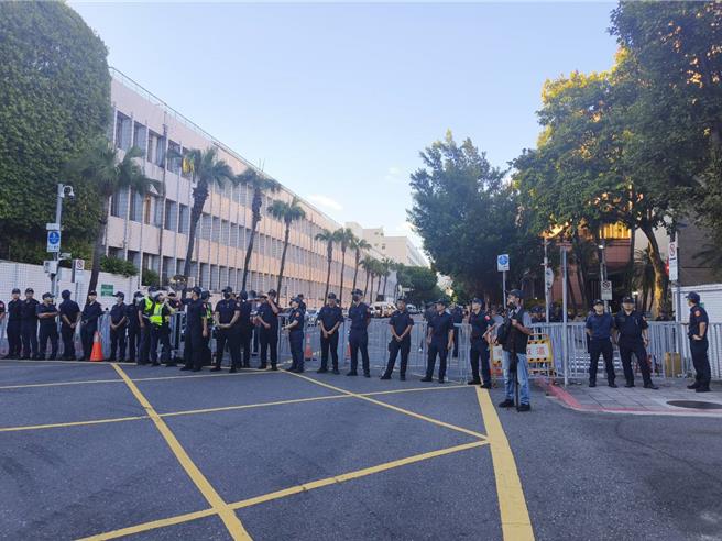 柯遭押后，北市警封锁北检前的博爱路。（陈鸿伟摄）