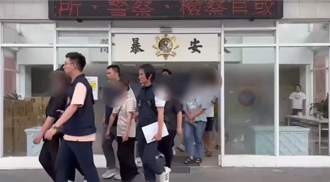 警方逮捕移送陈男等11人。（新北刑大提供）