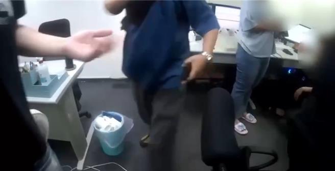 警方攻坚。（新北刑大提供）