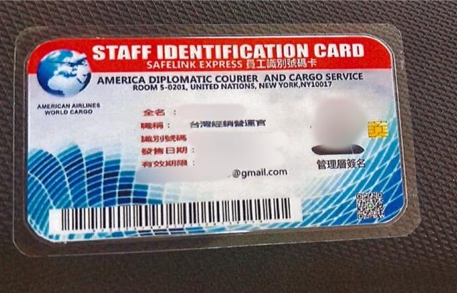 警方查扣偽照假的公司证件。（新北刑大提供）