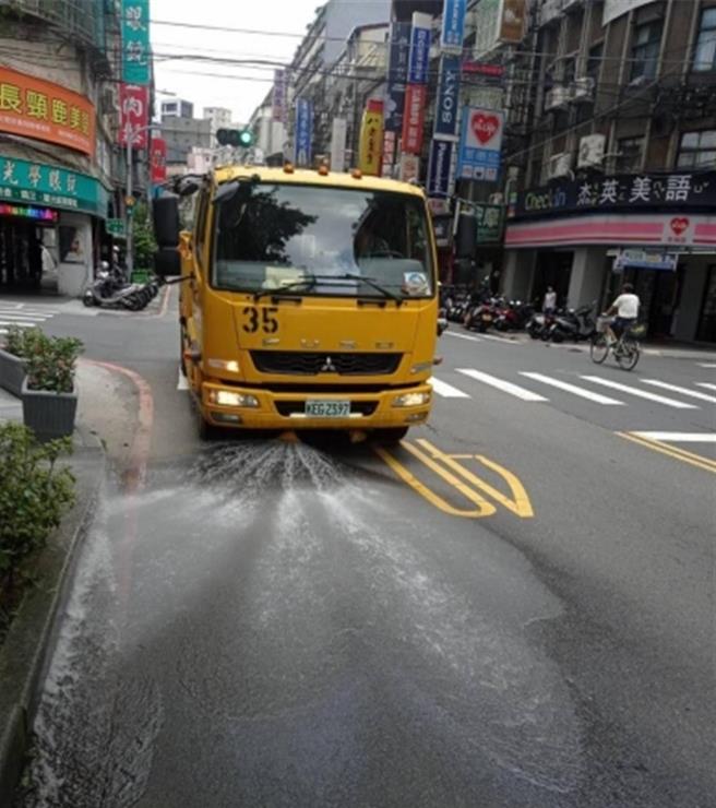 新北市府派員執行高溫道路灑水降溫工作。（新北市消防局提供）