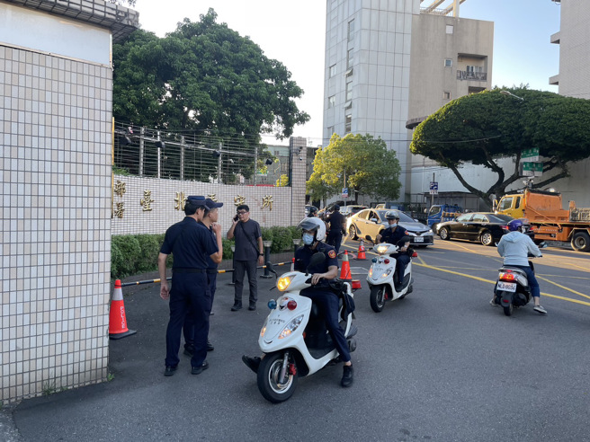 土城分局警方在台北看守所外围，出动90名警力戒备。（翻摄画面）