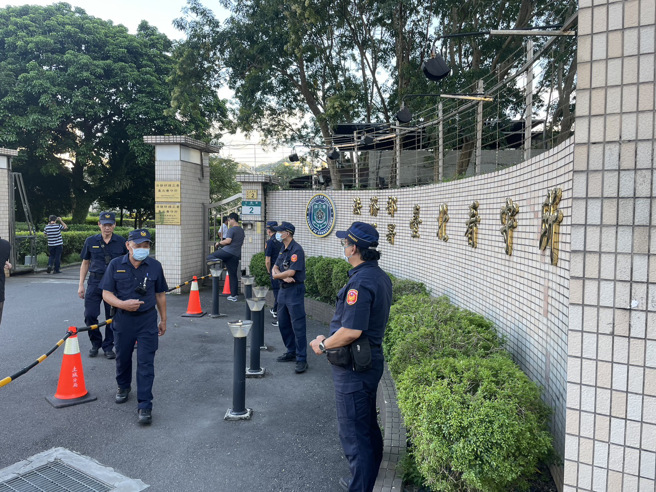 土城分局警方在台北看守所外围，出动90名警力戒备。（翻摄画面）