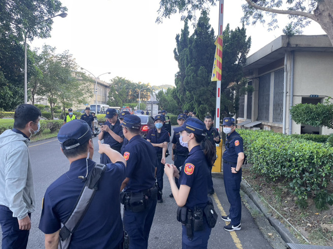 土城分局警方在台北看守所外围，出动90名警力戒备。（翻摄画面）