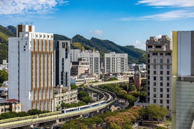 （图／捷运剑南路站）以内湖区住宅市场交易概况分析，分布于捷运沿线或科技园区周围的大楼，总价让人吃不消，致使消费者倾向交易总价2000万上下的公寓产品。(业者提供)