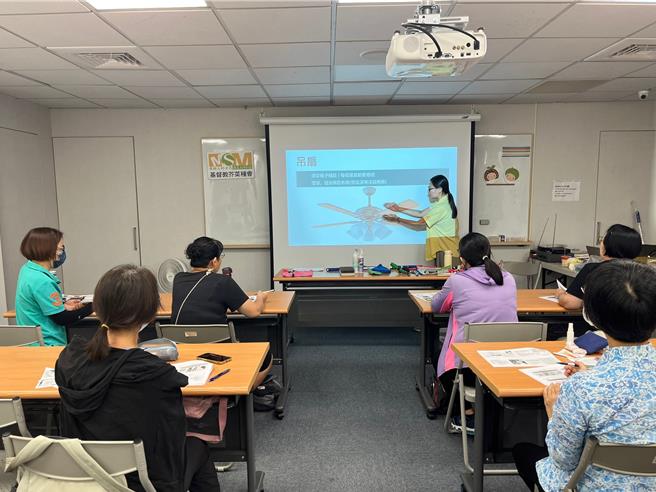 參與芥菜種會居家清潔技能培訓的學員們聚精會神地聆聽專業清潔課程。（芥菜種會提供／馮惠宜台中傳真）