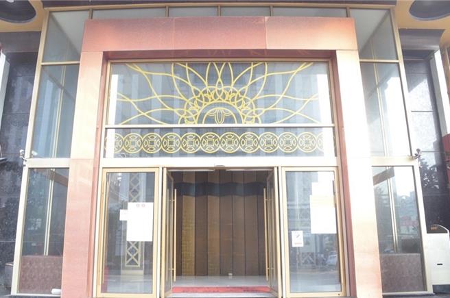 台南市安平区台南大舞厅闻枪响，两名酒客5日清晨5时许走出大门就各持1把枪对空鸣枪。（读者提供／程炳璋台南传真）