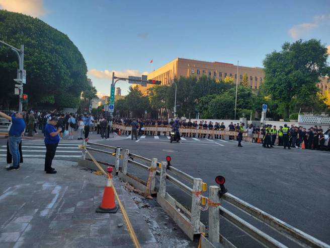 台北地院今(5日)二度开羁押庭，经检辩2个半小时法庭攻防后，柯文哲遭裁定羁押禁见。图为北院外部署警力。(丁世杰摄)