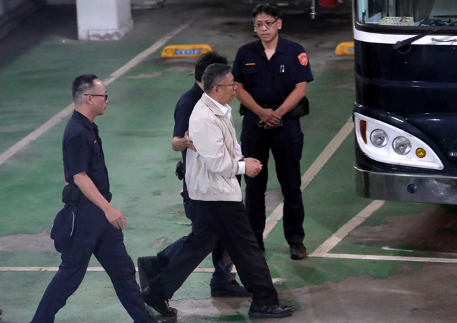 台北地检署侦办京华城案，声押前台北市长柯文哲，台北地方法院裁定无保请回，检察官抗告后，高院发回更裁。台北地方法院5日上午开庭处理程序事项，下午2时正式召开羁押庭，经过2个多小时的讯问，裁定柯文哲羁押禁见。柯文哲（中）约于下午5时50分，被上铐押上囚车，移送台北看守所。（黄世麒摄）