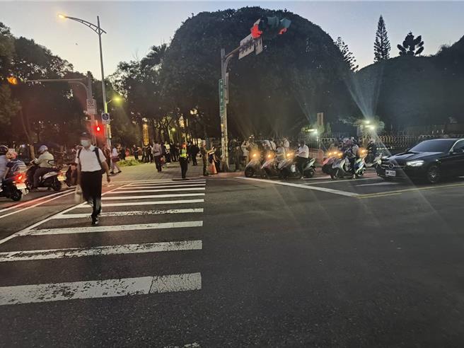 爱国西路、博爱路傍晚恢復正常人车通行。（陈鸿伟摄）