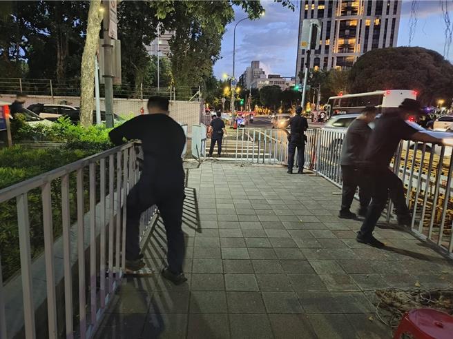 警方拆除北检周遭的围栏。（陈鸿伟摄）