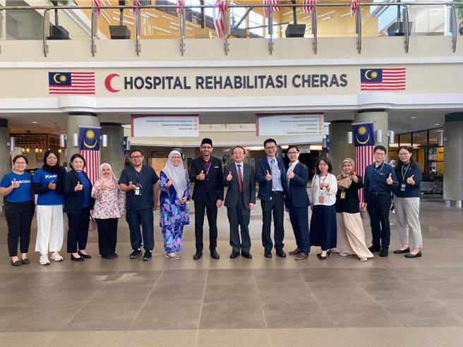 长庚医疗体系復健专业团队、纬创医学科技及富伯生医科技代表，与马来西亚蕉赖復健医院同仁合影。（长庚医院提供）