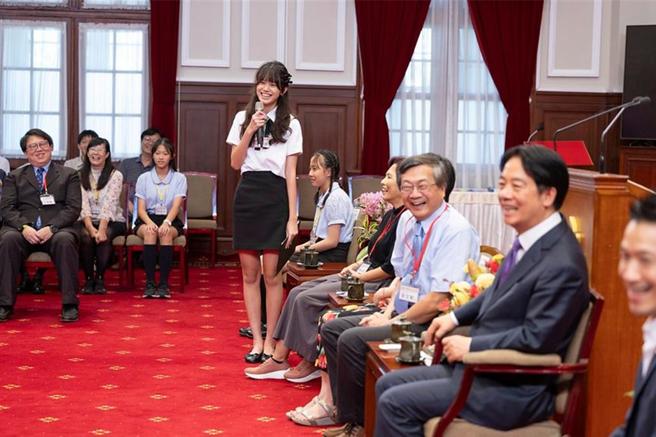 总统赖清德5日接见「中华民国第 64 届中小学科学展览会」第一名作者师生。图／总统府提供