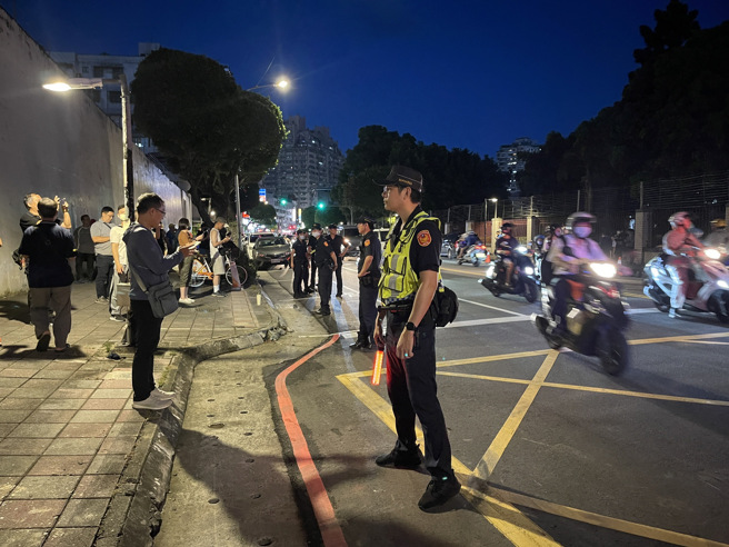 柯文哲遭羈押，囚車到達台北看守所，圍觀民眾大喊「歡迎來土城」。（翻攝畫面）