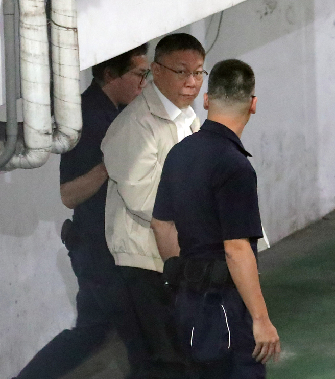 台北地检署侦办京华城案，声押前台北市长柯文哲，台北地方法院裁定无保请回，检察官抗告后，高院发回更裁。台北地方法院5日上午开庭处理程序事项，下午2时正式召开羁押庭，经过2个多小时的讯问，裁定柯文哲羁押禁见。柯文哲（中）约于下午5时50分，被上铐押上囚车，移送台北看守所。（黄世麒摄）