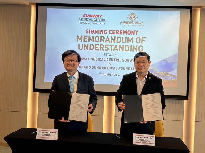 长庚决策委员会程文俊主委(左)与双威医疗中心医院与医疗运营总经理Dr. Khoo Chow Huat(右)代表双方签署MOU。(长庚医院提供)