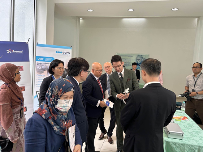 台湾厂商向马来亚大学副校长等贵宾介绍台湾先进医疗科技产品。(长庚医院提供)