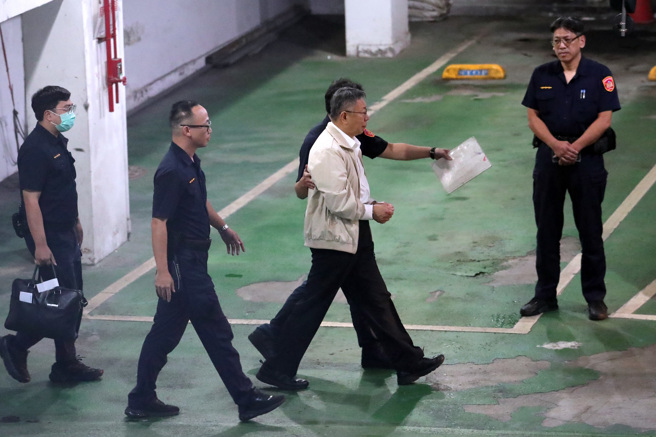 台北地方法院5日上午开庭处理程序事项，下午2时正式召开羁押庭，经过2个多小时的讯问，裁定柯文哲羁押禁见。柯文哲（中）约于下午5时50分，被上铐押上囚车，移送台北看守所。（黄世麒摄）