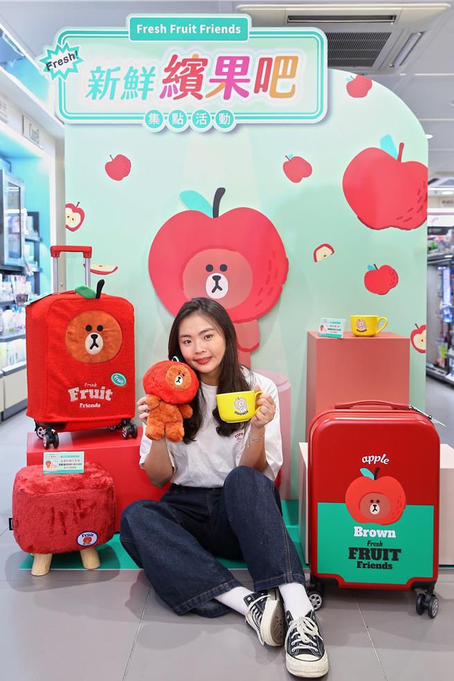 Line Friends三大人气明星分别戴上苹果、水蜜桃、柠檬的缤纷水果头套，融入屈臣氏「新鲜缤果吧」集点商品，为生活增添沁凉的新鲜乐趣。（watson’s提供／黄唯淯台北传真）