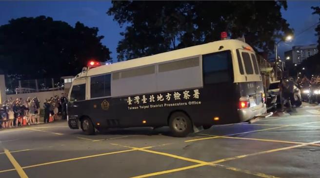 民眾党主席柯文哲涉京华城弊案，台北地院5日裁定羁押，柯文哲也随之移送台北土城看守所，囚车抵达后聚集民眾也开始狂吼、直播。（土城警分局提供）