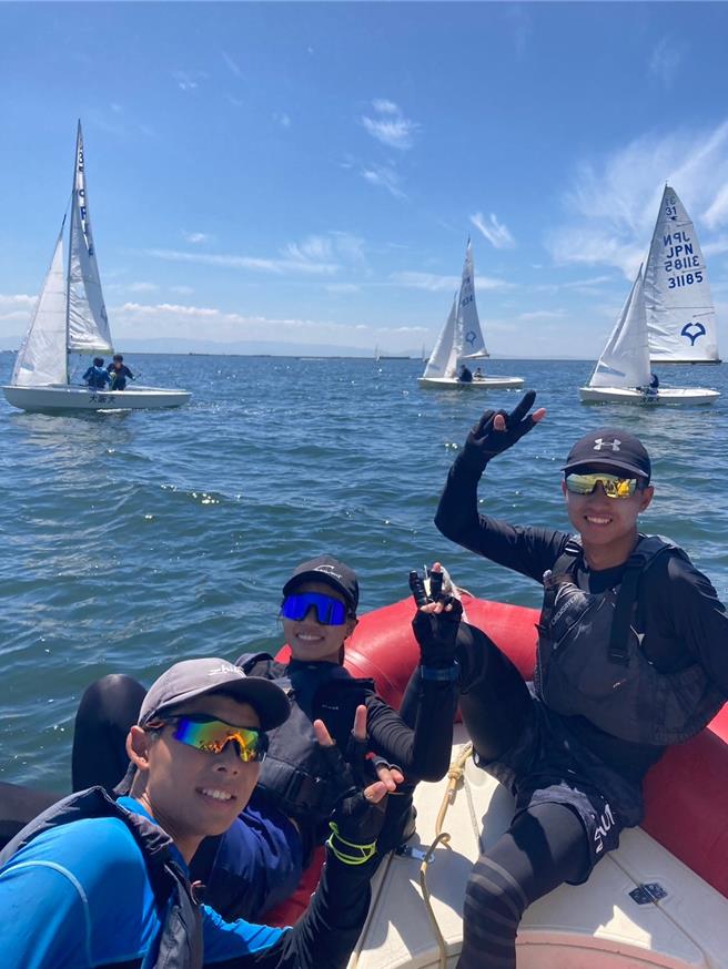 中山大学帆船队员到日本大阪大学移地训练，在不同的海域体验不一样的驾船经验。（中山大学提供／郭良杰高雄传真）