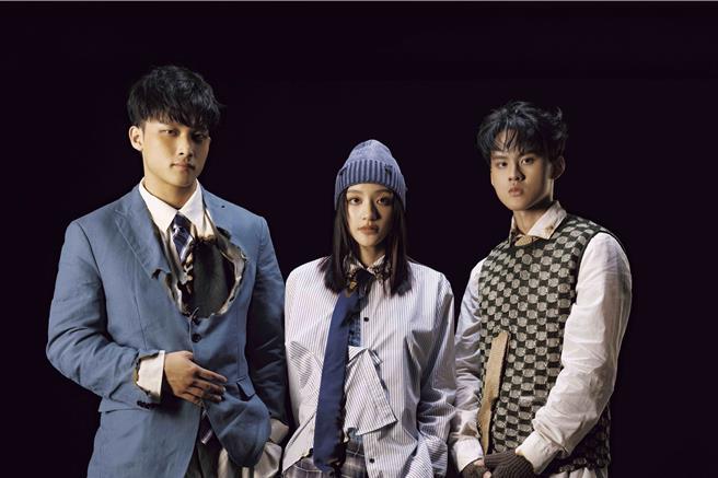 成員裴拓（右）錄製新歌時不小心放屁，意外成專輯隱藏小彩蛋。（華研國際提供）