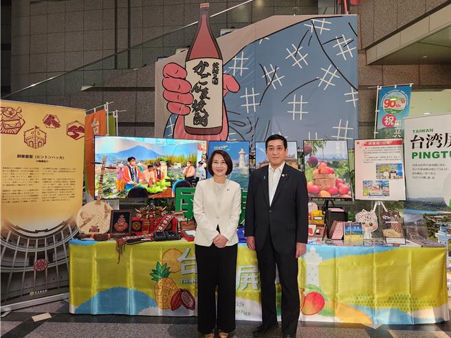 屏東縣與日本鹿兒島縣今年初簽署MOU後，雙方交流益發頻繁緊密，屏東縣長周春米5日率團回訪鹿兒島縣廳，與知事塩田康一相見歡。（屏縣府提供／謝佳潾屏東傳真）