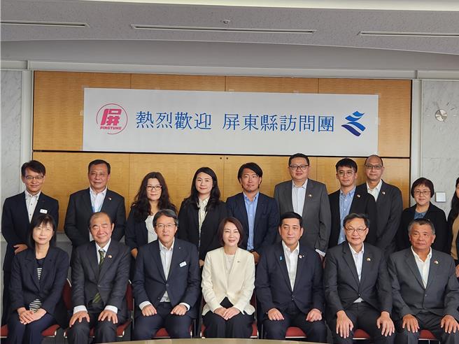 屏東縣與日本鹿兒島縣今年初簽署MOU後，雙方交流益發頻繁緊密，屏東縣長周春米5日率團回訪鹿兒島縣廳，與知事塩田康一相見歡。（屏縣府提供／謝佳潾屏東傳真）