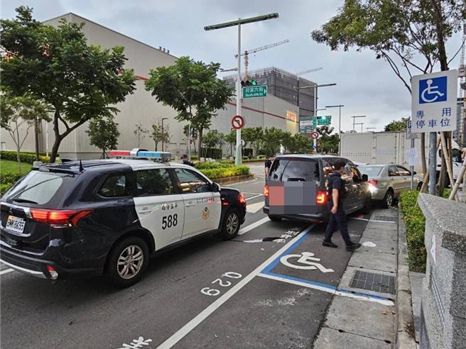 北屯區敦富路與敦富六街口鄰近好市多賣場，約下午5時，發生酒駕男拒攔查衝撞警車情事。（民眾提供／馮惠宜台中傳真）