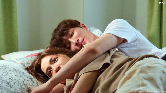 渡边翔太（右）花式开撩中村杏，掳获观眾心。（KKTV提供）