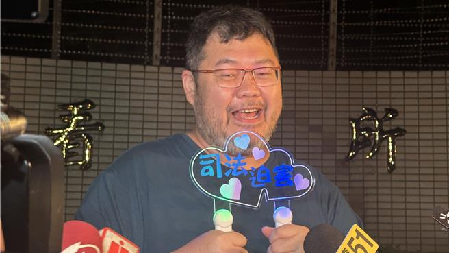 民眾党主席柯文哲涉京华城弊案遭台北地院裁定羁押禁见，四叉猫也现身看守所声援阿伯。（贺培晏摄）