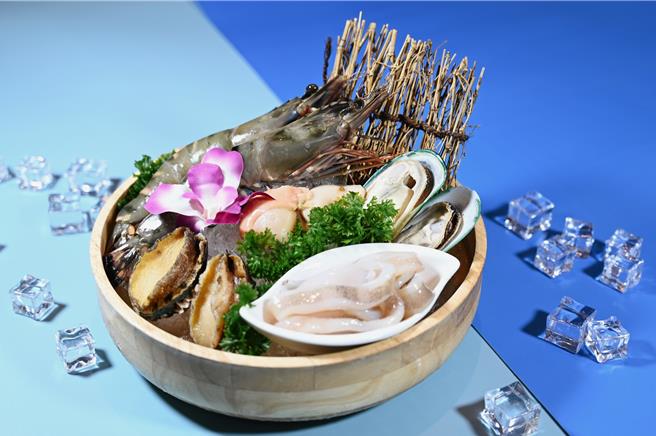 蓮花餐廳「泰火」試營運期間，凡評論打卡，每桌加碼贈價值429元珍味海鮮盤。（墾丁凱撒提供）