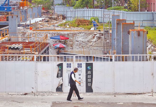 北市都发局表示，京华城容积率变更是否适法，全案已进入司法调查阶段，将尊重法院的判定。图为兴建中的「京华广场」。（资料照片/范扬光摄）