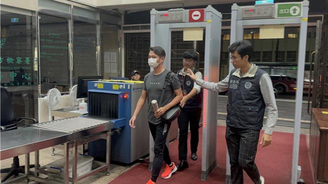 新北地院书记官游立纶移送台北地检署复讯。（图赖佩璇摄）