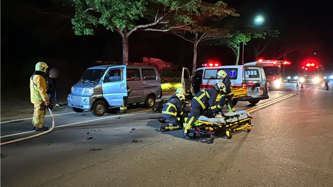 金門伯玉路接近開瑄國小路口前路段今晚發生一起火燒車引發車禍事故意外，警消獲報到場立即朝廂型車內射水降溫的同時亦協助將傷者送醫治療。(于家麒攝)