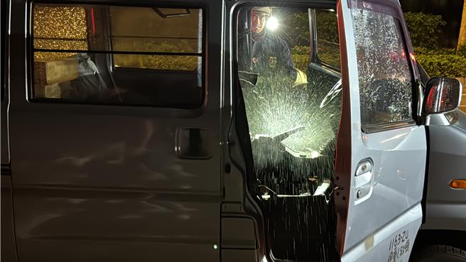 金門伯玉路接近開瑄國小路口前路段今晚發生一起火燒車引發車禍事故意外，警消獲報到場立即朝廂型車內射水降溫。(于家麒攝)