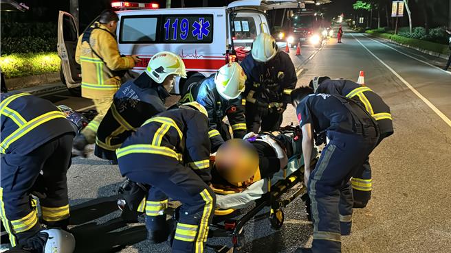 金門伯玉路接近開瑄國小路口前路段今晚發生一起火燒車引發車禍事故意外，警消獲報到場立即朝廂型車內射水降溫的同時亦協助將傷者送醫治療。(于家麒攝)