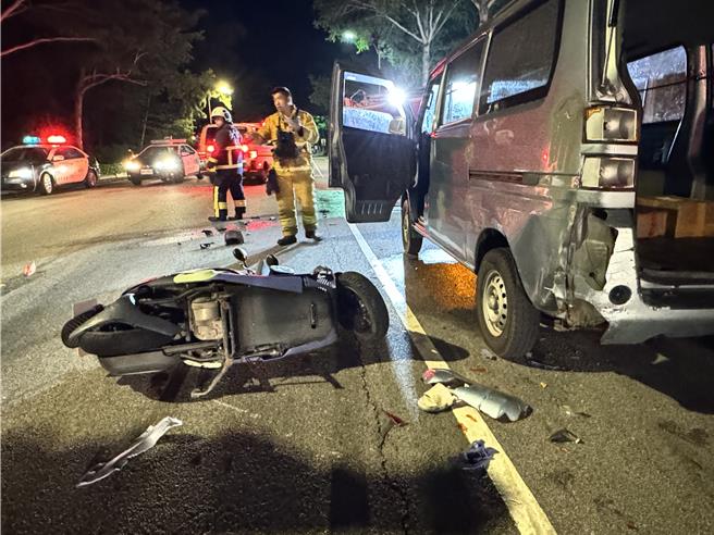 員警指出，廂型車發生事故後並未依規定於車身後方30至100公尺路面上放置三角警示牌，加上天色昏暗，機車騎士也可能因此沒注意前方路況而來不及反應以至於撞上事故車輛受傷。(于家麒攝)