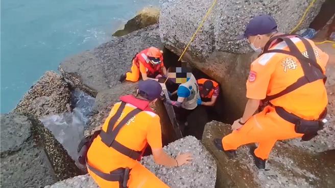 2024年9月5日澎湖县／澎湖外埯海堤外消波块上垂钓的钓客，5日傍晚不慎失足摔落消波块间受困，幸赖获报的岸巡安检队员与警消，合力运用铝梯和绳索，将人成功救援上岸。（第七岸巡队提供／许逸民澎湖传真）