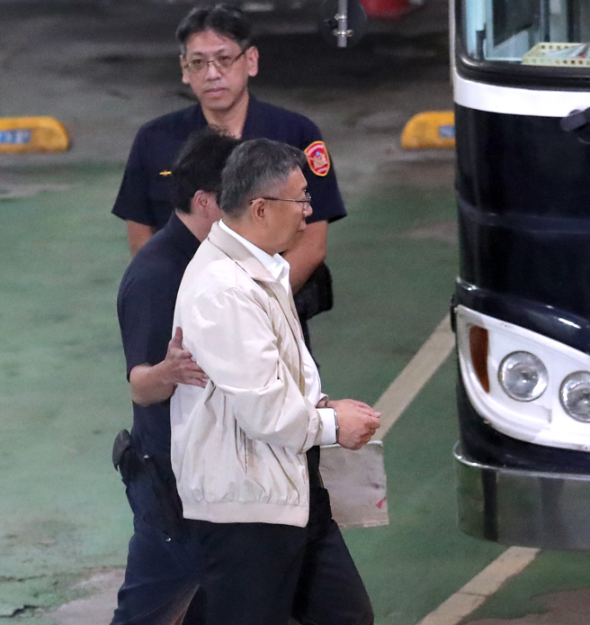 台北地检署侦办京华城案，声押前台北市长柯文哲，台北地方法院裁定无保请回，检察官抗告后，高院发回更裁。台北地方法院5日上午开庭处理程序事项，下午2时正式召开羁押庭，经过2个多小时的讯问，裁定柯文哲羁押禁见。柯文哲（中）约于下午5时50分，被上铐押上囚车，移送台北看守所。（黄世麒摄）