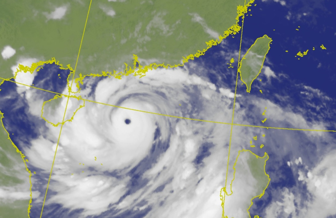 摩羯颱風目前強度已追平7月撲台的凱米颱風，有望超越成為今年最強風王。（氣象署）