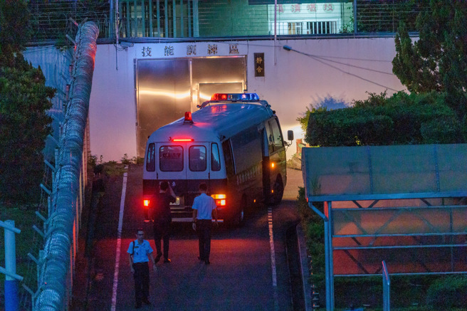 京华城案，台北地方法院5日重开羁押庭，裁定前台北市长、民眾党主席柯文哲羁押禁见，院方囚车进入台北看守所，但所内人员因人设事，刻意关闭走廊灯光并指挥囚车让柯前往隐蔽地下车，并未走大门进入。（郭吉铨摄）