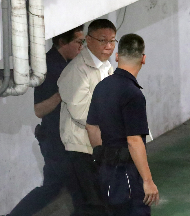 柯文哲（中）約於5日下午5時50分，被上銬押上囚車，移送台北看守所。（黃世麒攝）