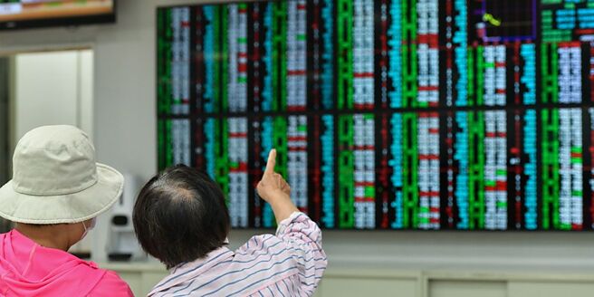 一名股市新手第一次挑戰當沖，結果馬上慘虧12萬元。（示意圖／本報資料照片）