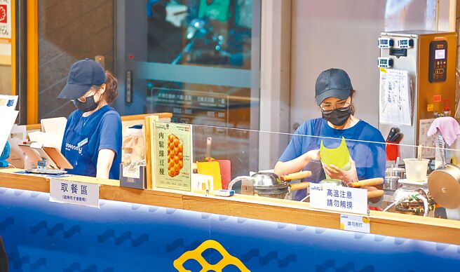 工商团体认为最低工资涨幅过高，恐引发「转嫁效应」。图为美食街员工工作情形。（罗永铭摄）