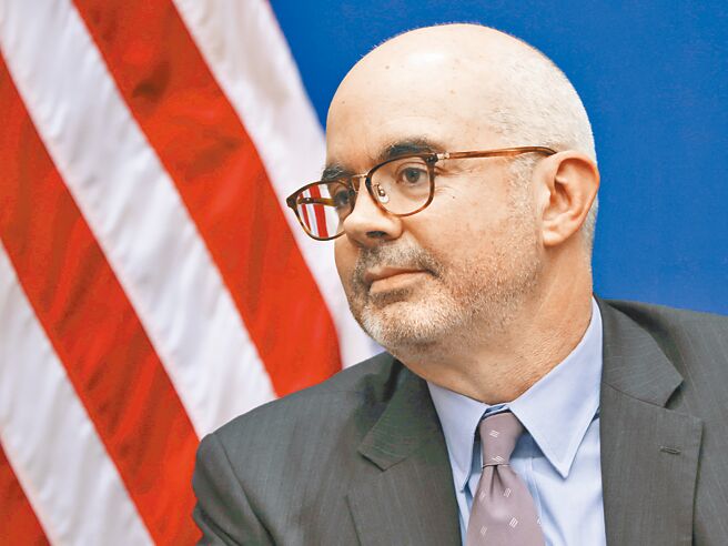 台灣對美多項軍購案延宕，AIT處長谷立言4日表示，面對世界各地爆發衝突，軍備需求提升，但台灣仍是「優先中的優先」。（杜宜諳攝）