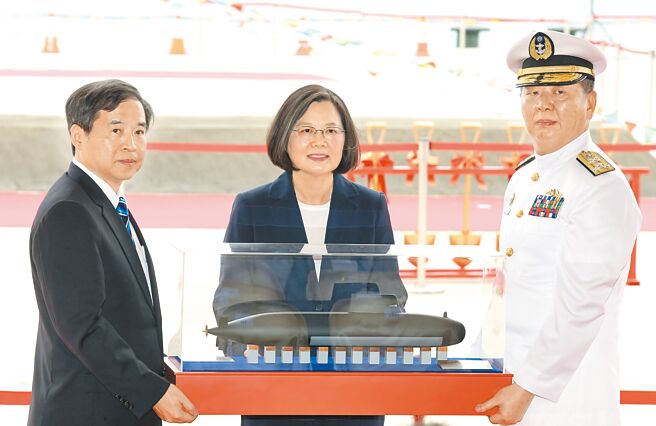 潜舰国造关键人物国安会谘委黄曙光（右）、前台船董事长郑文隆（左）、海军中将邵维扬，其中郑文隆近期无预警下台，邵维扬也将届龄退伍。图为2019年潜舰国造专用厂房动土典礼。（本报资料照片）