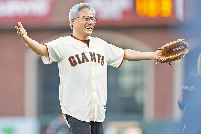 辉达执行长黄仁勋出席旧金山巨人「台湾之夜」，担任开球嘉宾。（美联社）