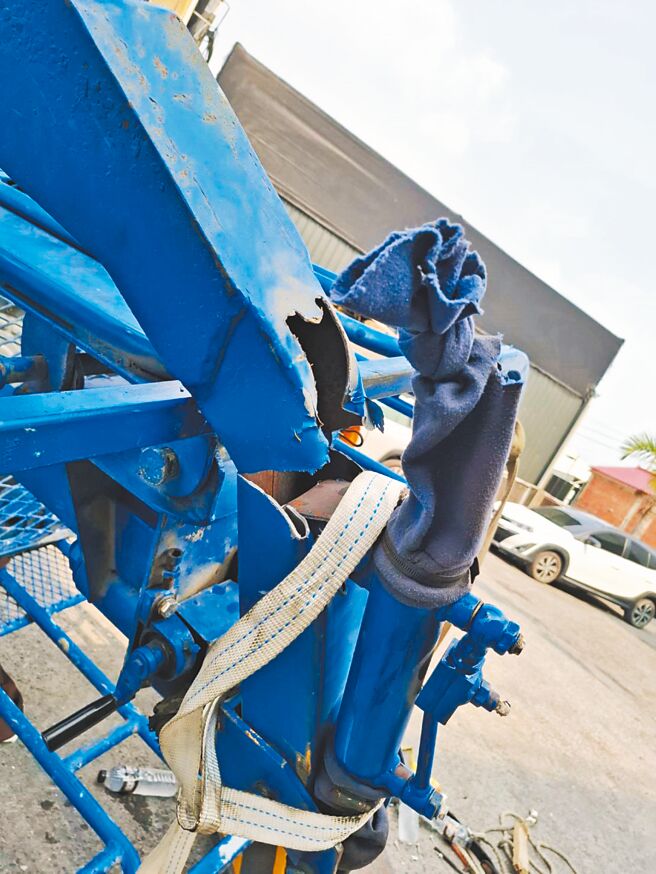 初步调查疑因吊篮超载，导致吊臂断裂酿祸。（云林县消防局提供／张朝欣云林传真）